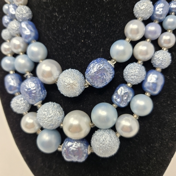 VINTAGE JAPAN THREE STRAND BEADED NECKLACE SHADES OF BLUE WOMEN COSTUME JEWELRY - Picture 2 of 9